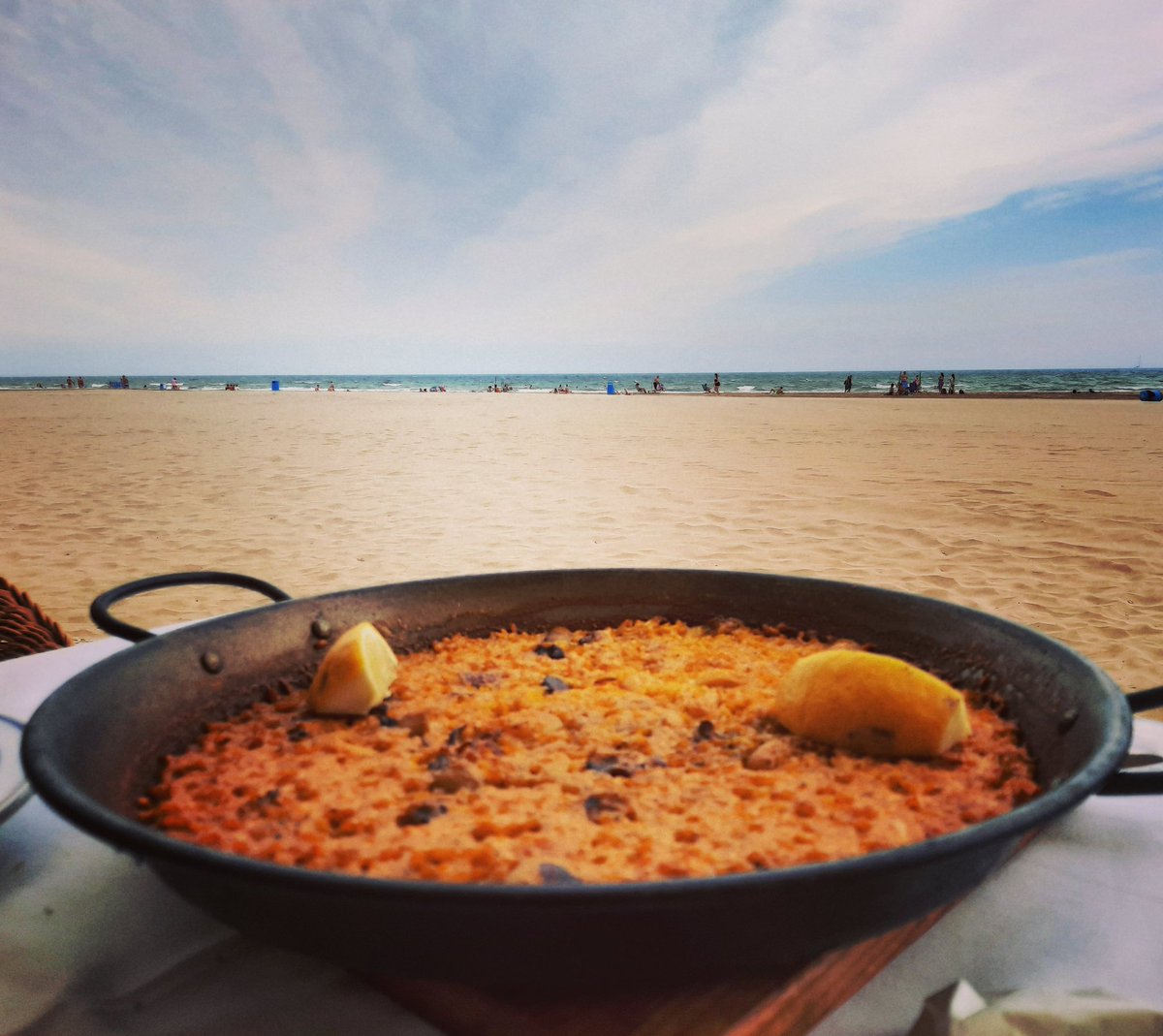 Hora de comer, lejos de casa, pero en España, donde tenemos la mejor #gastronomía del mundo. ¡que pongan algo de la tierra!