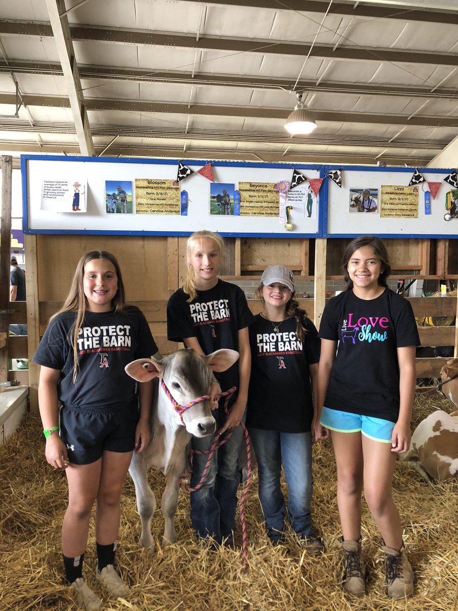 BlackhawksLady's tweet photo. LBB players at the Jefferson County Fair! ”Protect The Barn” 🐄🐖🐎
#traditionstartshere #falbb #1fort #PTB https://t.co/AZCvzGd69S