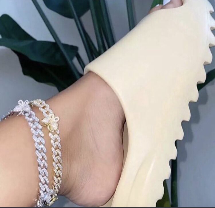 sashabandz's tweet photo. A relationship should be 50/50, he buys me anklets and I let it dangle by his ear 🥰 https://t.co/64Rc5l3TRU