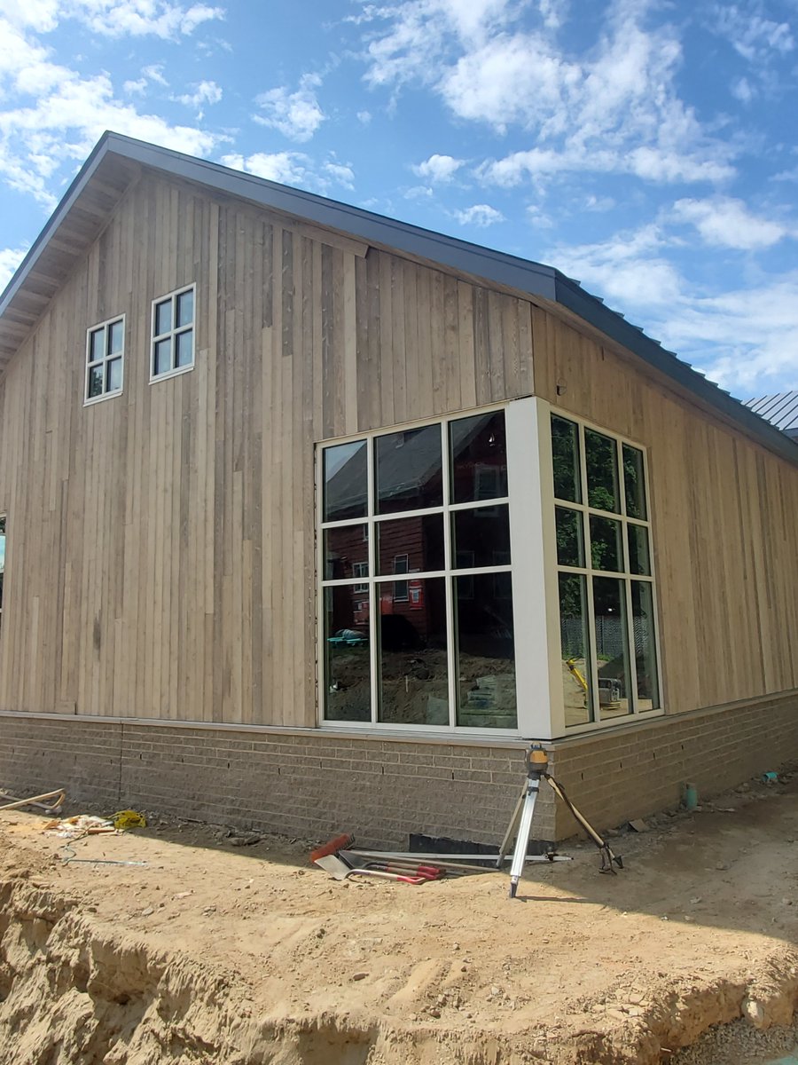 AAWindowPRODUCT's tweet photo. Working with @Shawmut_Builds to install @Kawneer's glazed aluminum products at Animal Rescue League in Dedham, MA. #SafetyQualityService #AandA https://t.co/fsN3M72tPN