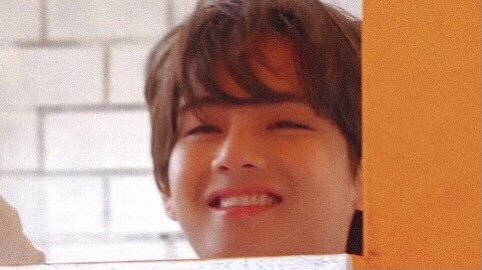 omg look at taehyung 🥺