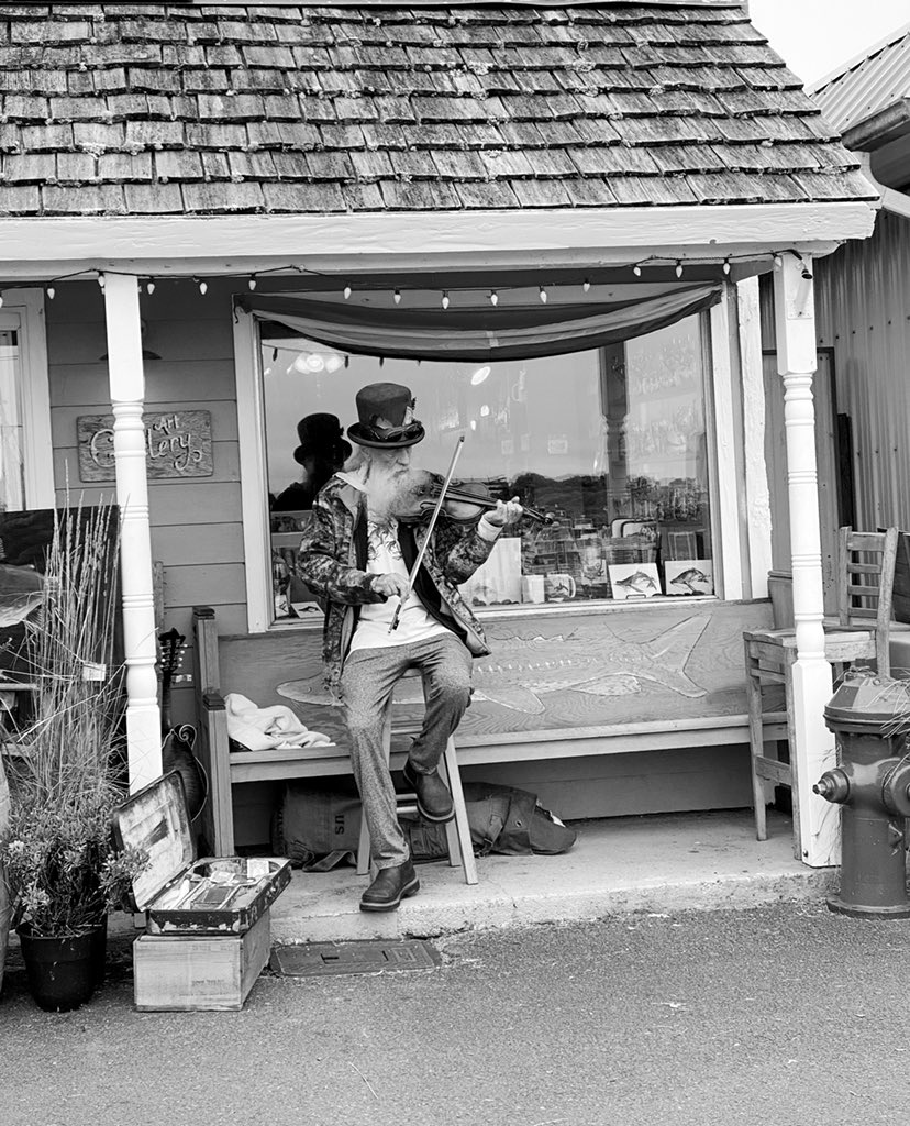 Folk music in a small town in Washington state. 

#PhotoOfTheDay #streetphotography #ilwaco #pnw #pnwphotography #Wanderlust #blackandwhite #pnwadventures #pnwlife #pnwcollective #pnwdiscovered #pnwisbeautiful