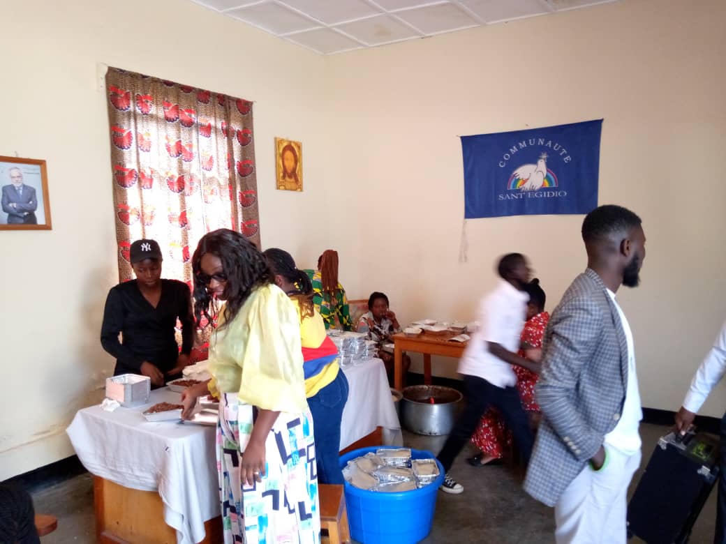 f_floribertChui's tweet photo. Une messe a été dite en mémoire de Floribert BWANA CHUI dans la Ville de Goma et à Kinshasa. A Goma, après la messe, il y a eu dépôt de gerbe de fleurs à sa tombe devenue un lieu de pèlerinage et s'en est suivi le partage de repas avec les personnes vulnérables. https://t.co/3sWr30lQpW