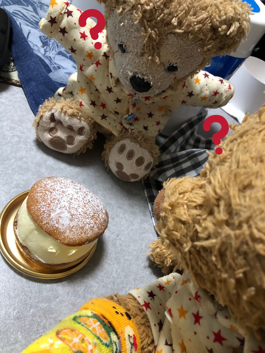 chocola1teddy's tweet photo. なんかいまはやりのスイーツらしいんだけど…たべかたがわからんのよ。。。やけんね、まるかじりしちゃった(о´∀`о)ﾃﾍｰ
あまあまでおいしーんよ！しゅーくりーむのしんせきさんかな？ https://t.co/GwbZr6daZp