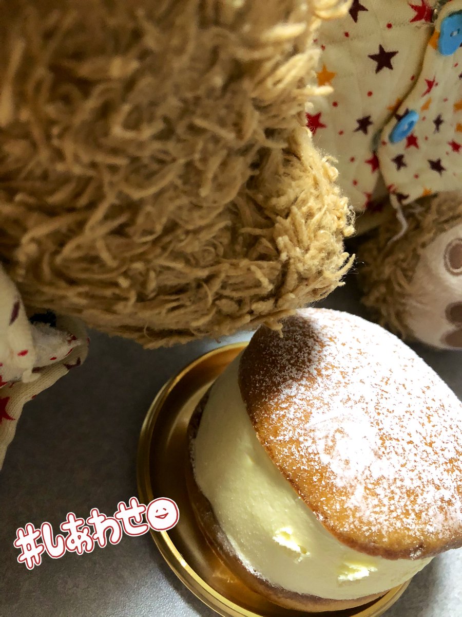 chocola1teddy's tweet photo. なんかいまはやりのスイーツらしいんだけど…たべかたがわからんのよ。。。やけんね、まるかじりしちゃった(о´∀`о)ﾃﾍｰ
あまあまでおいしーんよ！しゅーくりーむのしんせきさんかな？ https://t.co/GwbZr6daZp