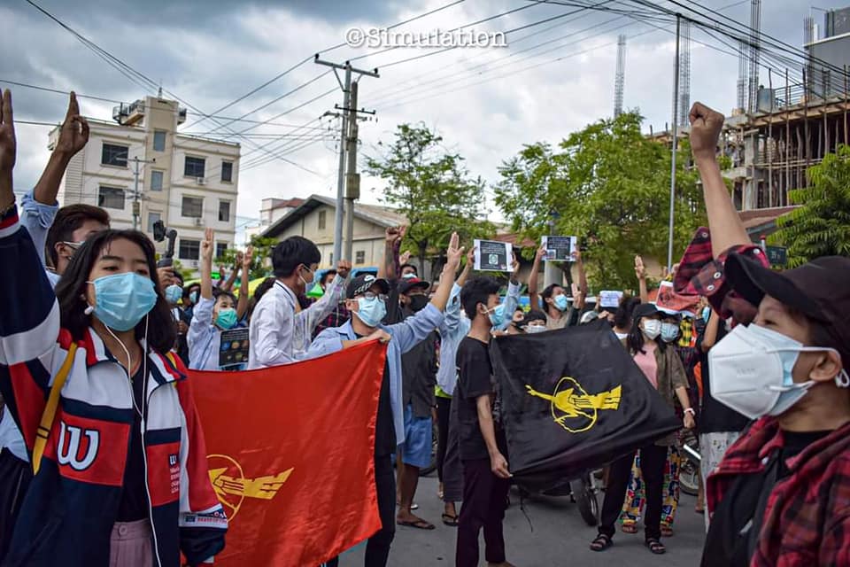 IrrawaddyNews's tweet photo. Despite a surge in COVID-19 infections, #Mandalay residents, including university students, continued protests against military rule on Monday afternoon. (Photo: CJ). 

#WhatsHappeningInMyanmar https://t.co/mV7L8dtjJF