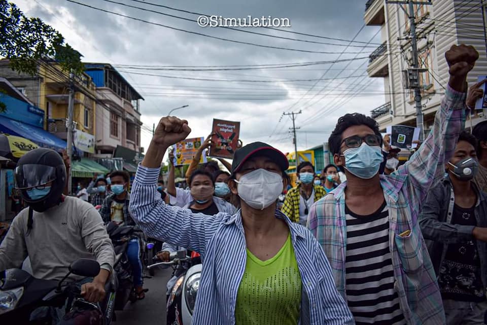 IrrawaddyNews's tweet photo. Despite a surge in COVID-19 infections, #Mandalay residents, including university students, continued protests against military rule on Monday afternoon. (Photo: CJ). 

#WhatsHappeningInMyanmar https://t.co/mV7L8dtjJF