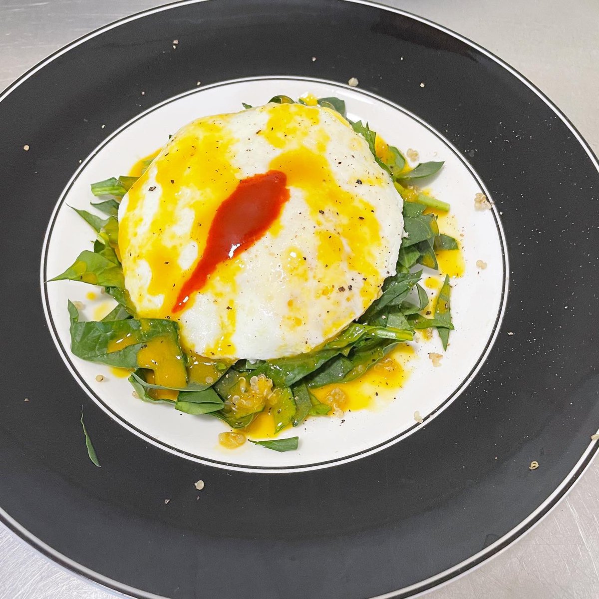 joneslance's tweet image. Monday. #workwithwhatyouhave 

Leftover Bantam &amp;amp; Biddy spinach quinoa salad + fried egg + Truff Sauce