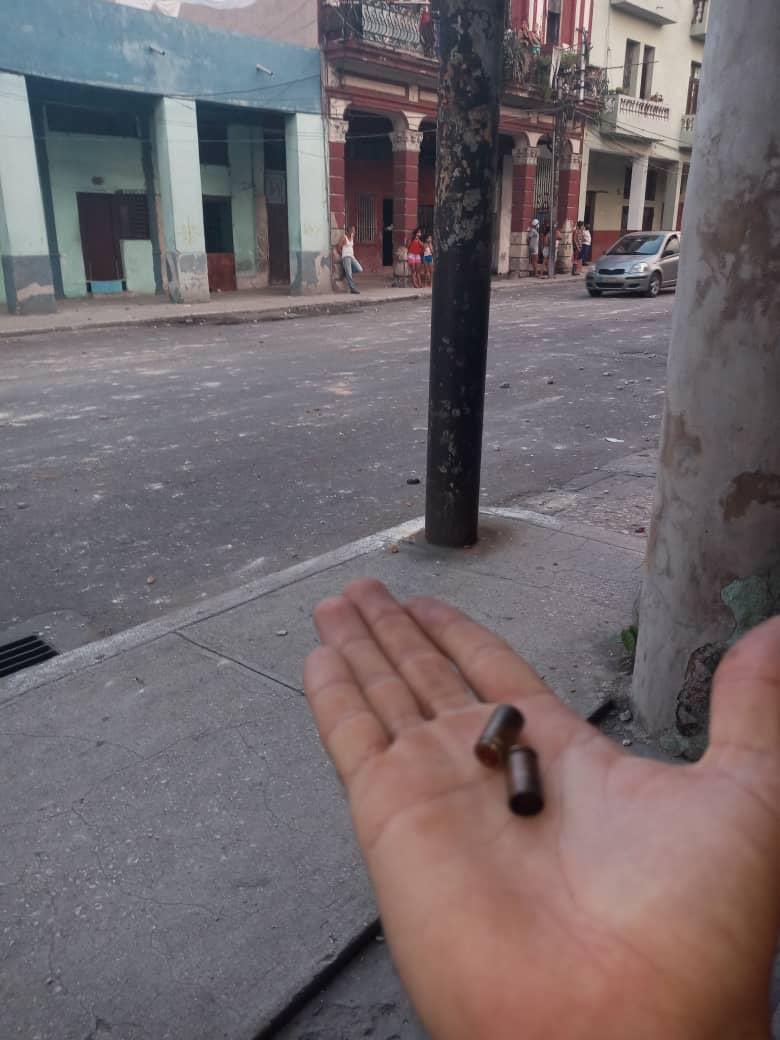 mmpizonero's tweet photo. ⁦@POTUS⁩ que más pruebas quieres ? si , son casquillos , les están disparando y que vamos a hacer nosotros ? https://t.co/JVWbgseKer