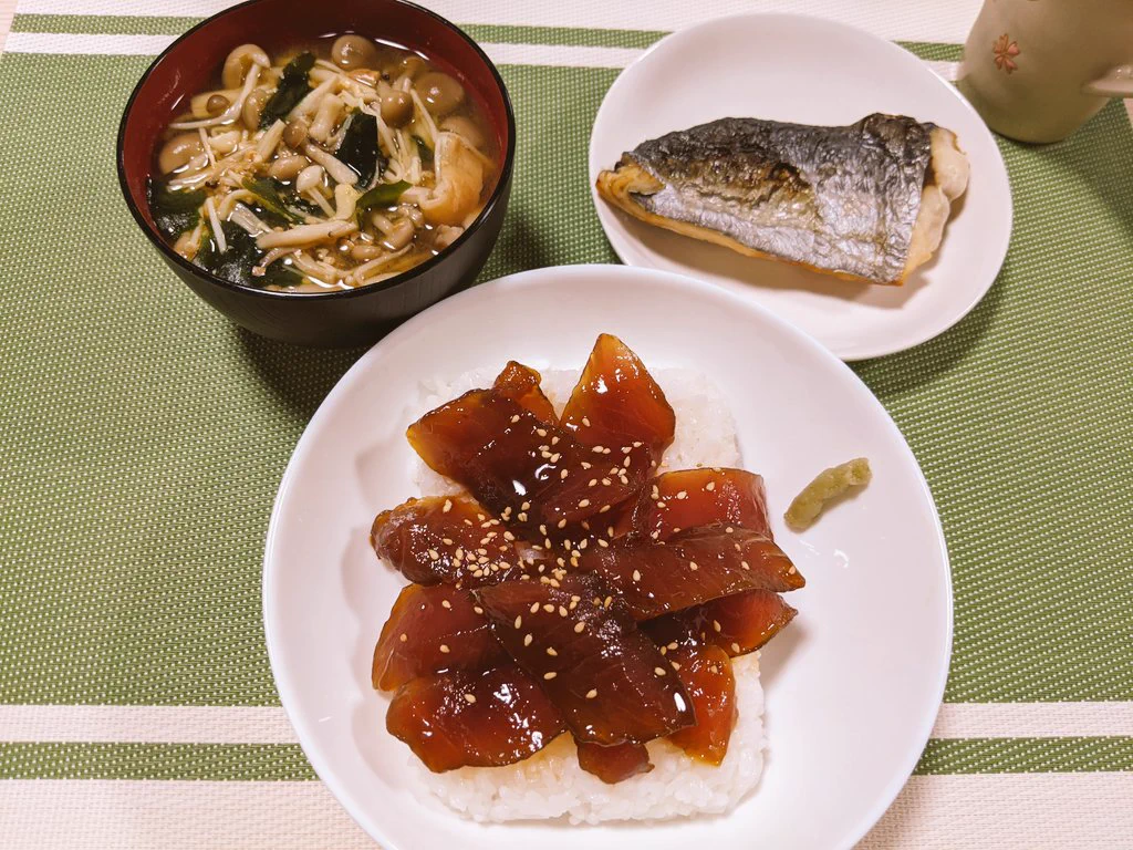 今日の夕飯です🌸
マグロを使って漬け丼💜
漬けってやっぱり美味しいよねー❤️❤️
#きょうの料理
#彼とごはん
#料理好きさんと繋がりたい  