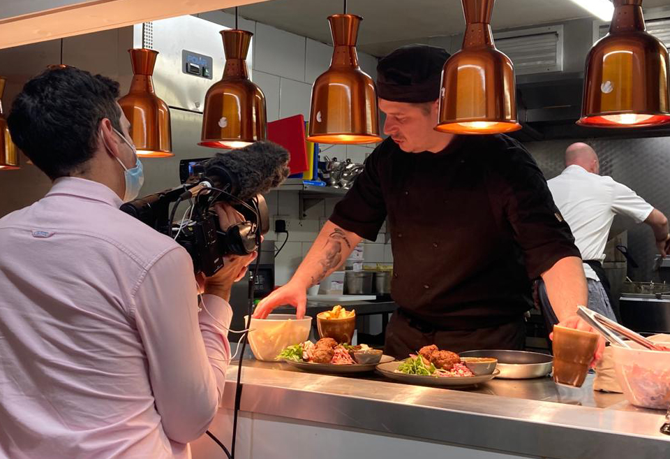 MetropolisCov's tweet photo. Make sure you tune into @bbcmtd tonight at 18:30!

The Metropolis team were joined today by the amazing @bengodfrey1, talking #jobs, #training and #employment as well as sampling our all new inclusive menu!

#Coventry #BuildBackBetter #amazingfood https://t.co/otxrUruxoR