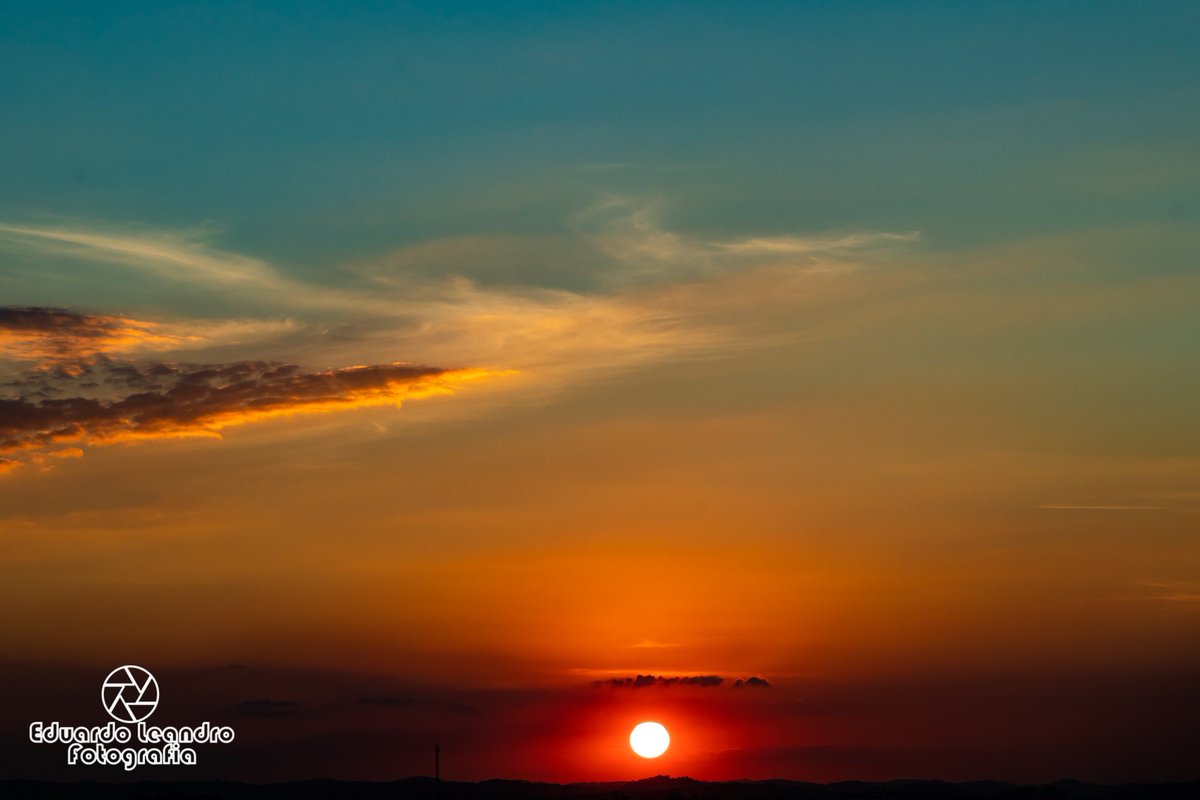 Eduardo_Leandro's tweet photo. Paleta de cores!
.
#fotografiaurbana #diadefotos #fotografia #fotografo #eduardoleandrofotografia #canon80d #lente75x300mm #canondlsr #ruasdebh #skyphotography #sky #belohorizontecity #uaimg #paisagem #landscape #dajanela #belohorizonte #pordosol #sunset #clouds #nuvens https://t.co/7DWKkd3hpY