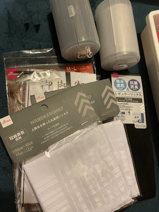 葬式のハンカチはどこで買う 色は白黒 花柄やワンポイントはng お通夜 葬式の服装 センスのいい喪服 礼服からプチプラまで