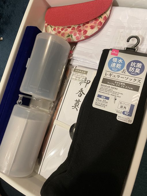 葬式のハンカチはどこで買う 色は白黒 花柄やワンポイントはng お通夜 葬式の服装 センスのいい喪服 礼服からプチプラまで
