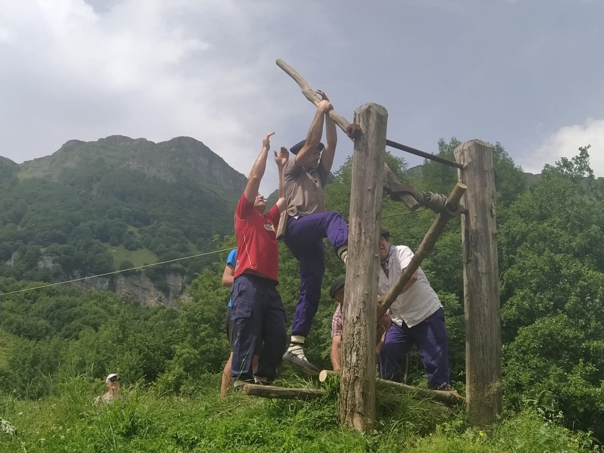 plazaola_org's tweet photo. Ayer celebramos el Día del Çable en el Valle de #Araitz, de lujo. Muchas gracias!!
#tradiciones #ohiturak #malloak #gaintza #baserritarrak #araizkozaporeak #habelarte #AntsoneaGaztak https://t.co/4lNX7bTltD
