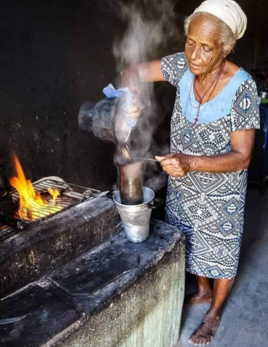 alexaplomo79's tweet photo. El mejor café sin duda es el que tradicionalmente se hacia en el fogón y lo hacían nuestras abuelitas, cafe negro,café de leña,café preparado por las manos de las abuelitas 💜
Fotografía : frijolada de Doña Juanita 
Jinotega 
#JulioCaminosDeVictorias https://t.co/V1g8hRoHgx