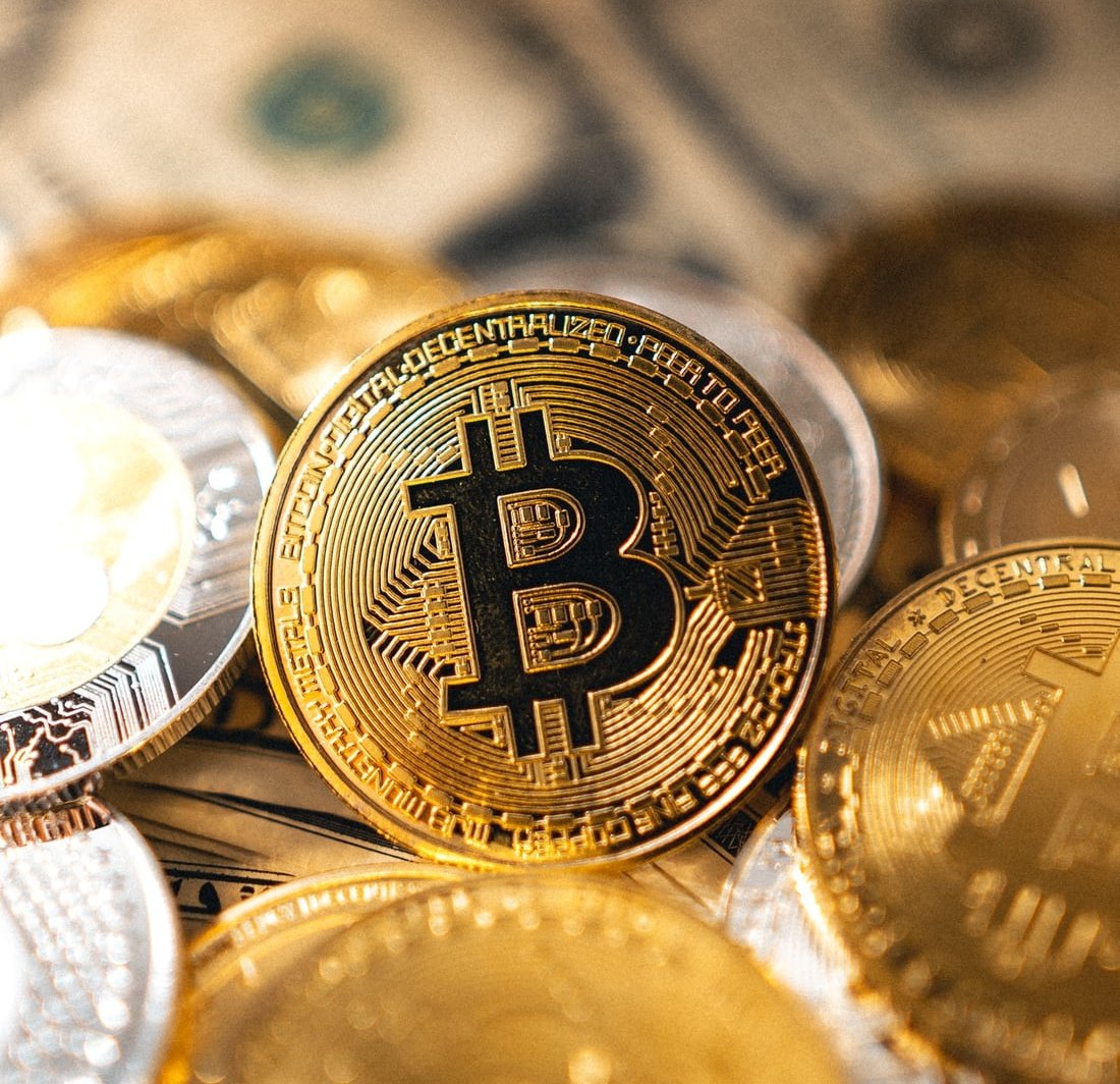 NorrArrye's tweet photo. No no no... Jangan salah sangka kalau bitcoin itu ada wujudnya, yg ada digambar ini dan banyak tersebar di mana-mana itu hanya ilustrasi bitcoin, bukan real bentknya.

Sbab dia adalah cryptocurrency berdasarkan teknologi blockchain. Ia hanya teknologi, tak ada sma skali fisiknya! https://t.co/5pOo2TAIBW