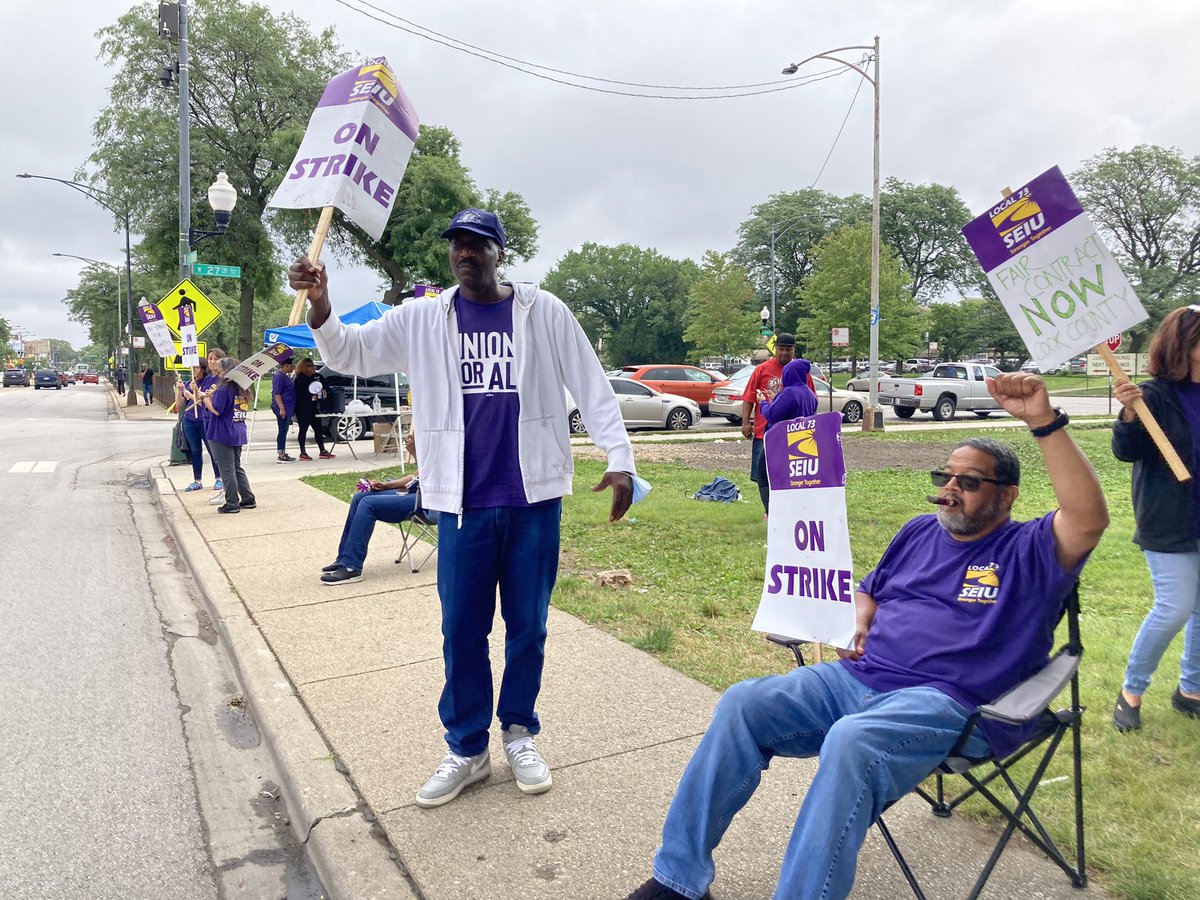 SEIULocal73's tweet photo. We’re back on the picket line for day 18 of the #CookCountyStrike! Bargaining went late into the night last night and we saw meaningful progress, but the fight for a fair contract continues! @ToniPreckwinkle #RespectUsProtectUs https://t.co/73CgS0U2Dr