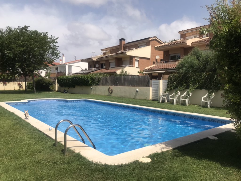 RealtorHigh's tweet image. 📣 Casa en #SantPereDeRibes en #alquiler #Barcelona
3 plantas con dos terrazas, 5 habitaciones, 2 baños con bañera 1 baño invitados, 2 cocheras, patio ajardinado acceso a piscina comunitaria, ahora en reparación, pronto más fotos; exquisito! 🏡