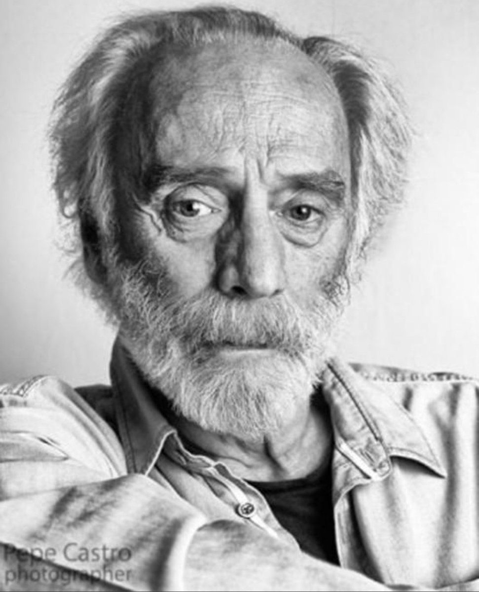 PETUNIA_PETU_'s tweet image. ¡Hoy #Retoextra!
«Sé muy bien que algo falla,
pero ¿acaso hago mal engañando a la pena?
Gracias mil a la playa
por su apoyo moral...
Su granito de arena.», #JavierKrahe. #Diasdeplaya #Trovador #Unretounahora #Pintamonas @doorlessroom #Retrato #Dibujo