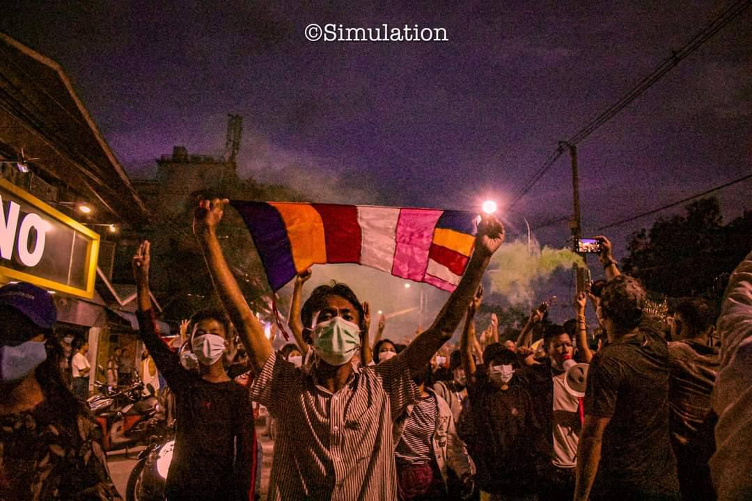 Protestors with COLORFUL SMOKE screamed slogans against the dictatorship as part of a powerful coalition strike of the Most Persistent Strikes of #Mandalay. #SACWantsCovidUncontrollable #July12Coup #WhatsHappeningInMyanmar