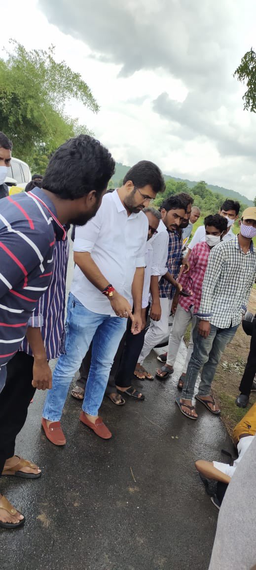 PocharamBhasker's tweet photo. మరో సారి మానవత్వం చాటుకున్న ఉమ్మడి నిజామాబాద్ జిల్లా DCCB చైర్మన్ శ్రీ పోచారం భాస్కర్ రెడ్డి గారు

వర్ని మండలం మల్లారం గండీలో రెండు ద్విచక్ర వాహనాలు ఎదురెదురుగా ఢీకొనడంతో హాజిపూర్ తండాకు చెందిన నవీన్ అనే యువకుడికి తీవ్రంగా గాయాలు అయ్యాయి. https://t.co/I6UvcuUYk9