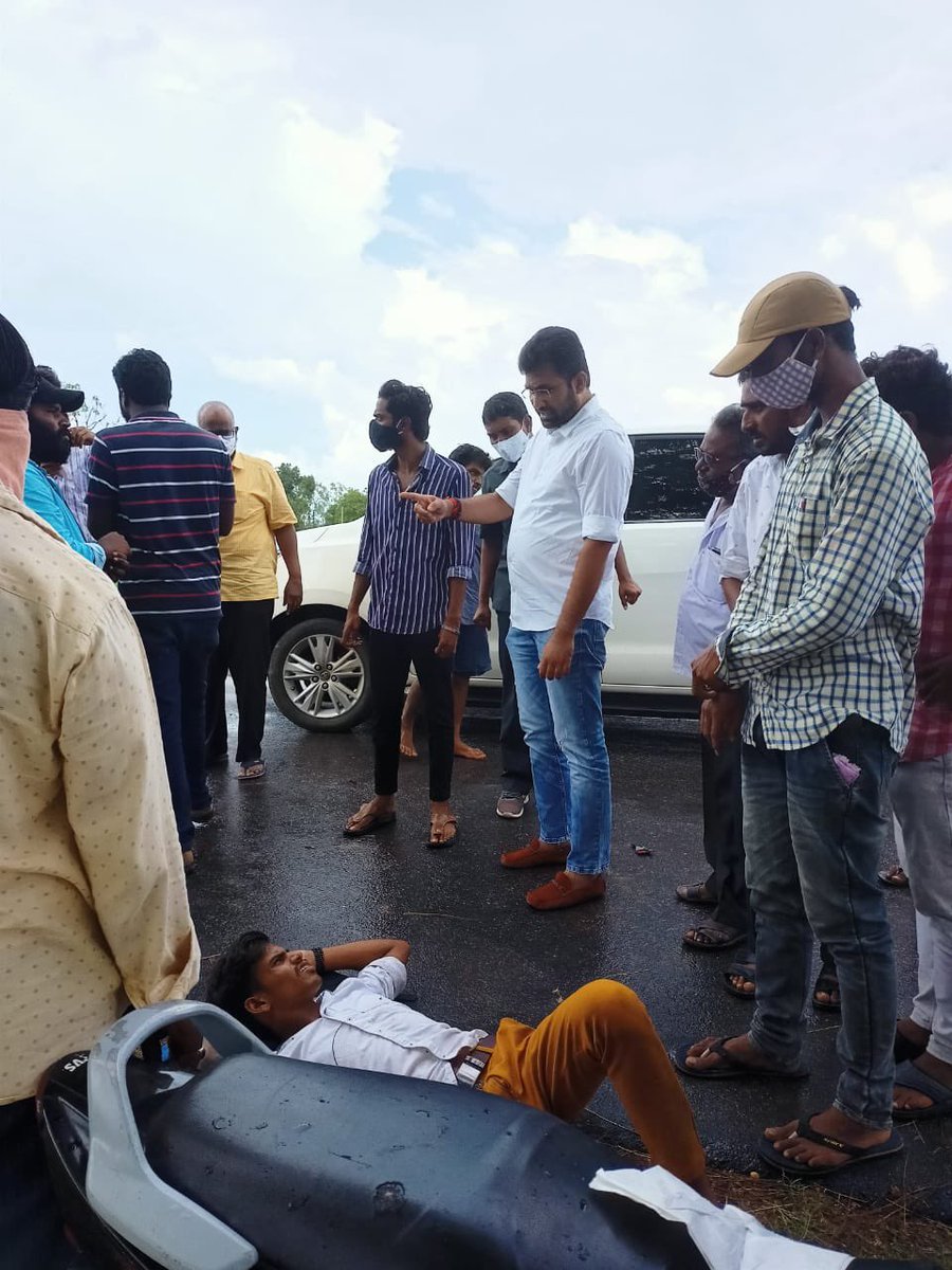 PocharamBhasker's tweet photo. మరో సారి మానవత్వం చాటుకున్న ఉమ్మడి నిజామాబాద్ జిల్లా DCCB చైర్మన్ శ్రీ పోచారం భాస్కర్ రెడ్డి గారు

వర్ని మండలం మల్లారం గండీలో రెండు ద్విచక్ర వాహనాలు ఎదురెదురుగా ఢీకొనడంతో హాజిపూర్ తండాకు చెందిన నవీన్ అనే యువకుడికి తీవ్రంగా గాయాలు అయ్యాయి. https://t.co/I6UvcuUYk9