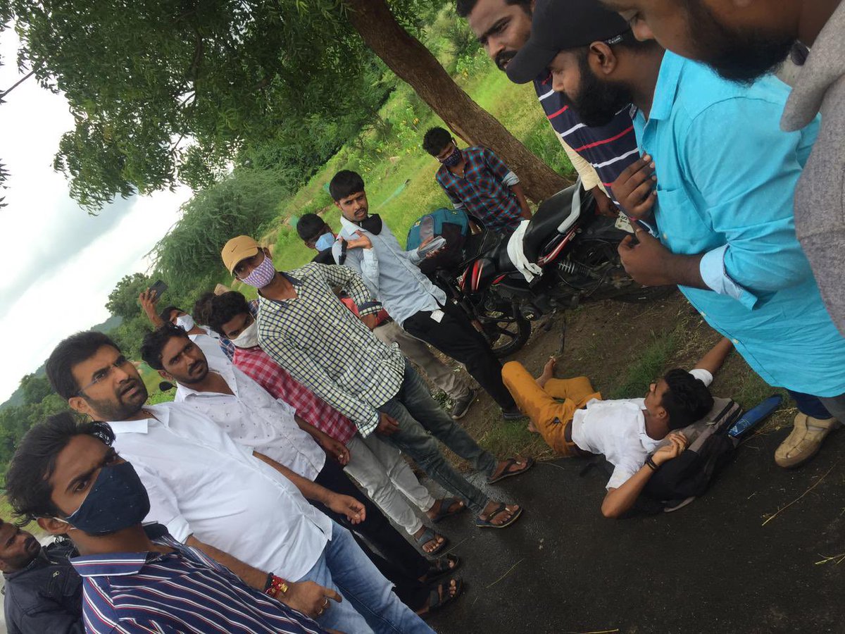 PocharamBhasker's tweet photo. మరో సారి మానవత్వం చాటుకున్న ఉమ్మడి నిజామాబాద్ జిల్లా DCCB చైర్మన్ శ్రీ పోచారం భాస్కర్ రెడ్డి గారు

వర్ని మండలం మల్లారం గండీలో రెండు ద్విచక్ర వాహనాలు ఎదురెదురుగా ఢీకొనడంతో హాజిపూర్ తండాకు చెందిన నవీన్ అనే యువకుడికి తీవ్రంగా గాయాలు అయ్యాయి. https://t.co/I6UvcuUYk9