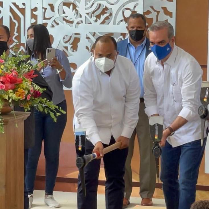 JuanCRoaL's tweet photo. Muchas felicidades Pte @luisabinader  espero que el Divino Creador le conceda mucha salud y sabiduría para siga haciendo realidad la esperanza de un pueblo que anhelaba justicia social para su bienestar. Orgulloso de ser parte de este equipo comprometido para ayudarlo a lograrlo https://t.co/3RTPf58GY6