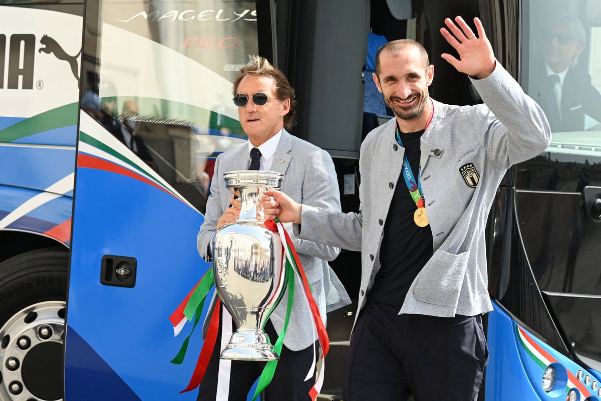 Azzurri_En's tweet photo. The Azzurri have arrived at the #Quirinale, where they're being received by Italy President Sergio Mattarella 🇮🇹

#Azzurri 🏆 #EURO2020 #VivoAzzurro https://t.co/ofaYGj9BCz