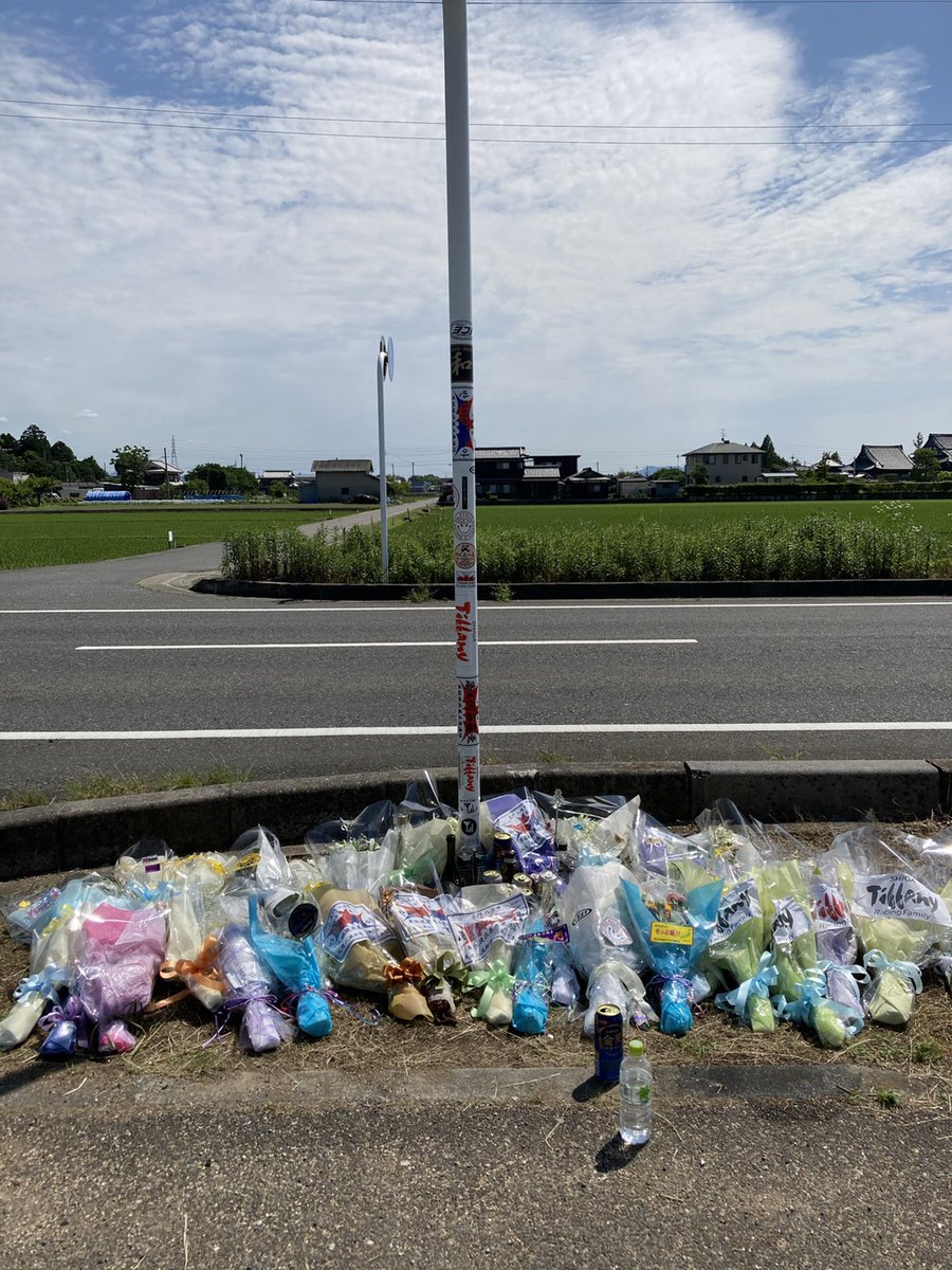 BPK20200605NORI's tweet photo. 誰ですか？18代目の事故現場のステ剥がしたの。
警察に確認したら違うとの事でした。
イタズラならビリビリに剥がして、その場に捨てるかと。
綺麗に剥がして持って帰るとかステ欲しいガキの仕業か？
🦇のステに関しては門外不出です。
不謹慎と思ったらRT。
誰か持ってる子が居たら教えて下さい。 https://t.co/lXYQQ9lBqp