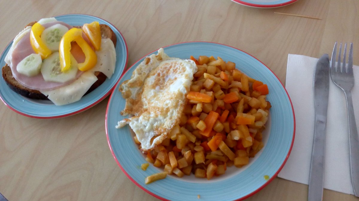 Ardalsberget's tweet photo. Dagens lunch och middag kl 16 30 på Lövgärdets äldreboende.
Lunch, pulvermos och till dessert en stenhård nektarin.
Middag, vegetarisk pytt.
Fy tusan ! Oätiigt.
Vad köket erbjuder blev pytt i panna vegetarisk.
Maten kommer från Gunnareds storkök.
Vi boende borde få betalt.... https://t.co/SSRjnN3d43