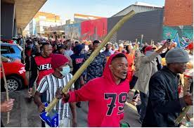 NAZAKATALIoffi1's tweet photo. Violence erupts in Johannesburg as ex-South African president, Zuma jailed
#baaghi #BaaghiTV #southafrican #president #jacobzuma #supporters #blockingroad #arrested #police @PakPMO https://t.co/QGR1HKRqyb