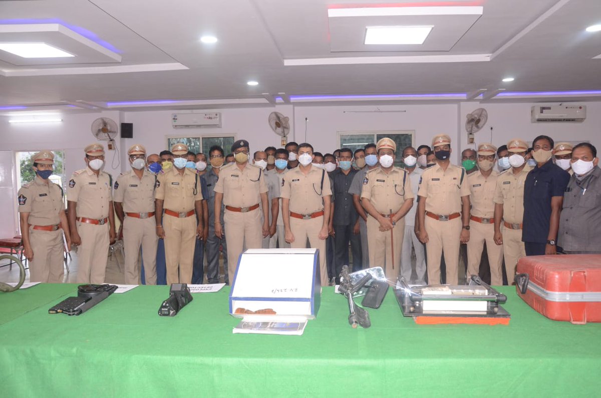 SRIKAKULMPOLICE's tweet image. One week training session of the Bomb Detection Squad is being conducted in Srikakulam. Emphasis is being laid on proficiency, early response mechanisms and capacity building. 
#BDTeam
@APPOLICE100