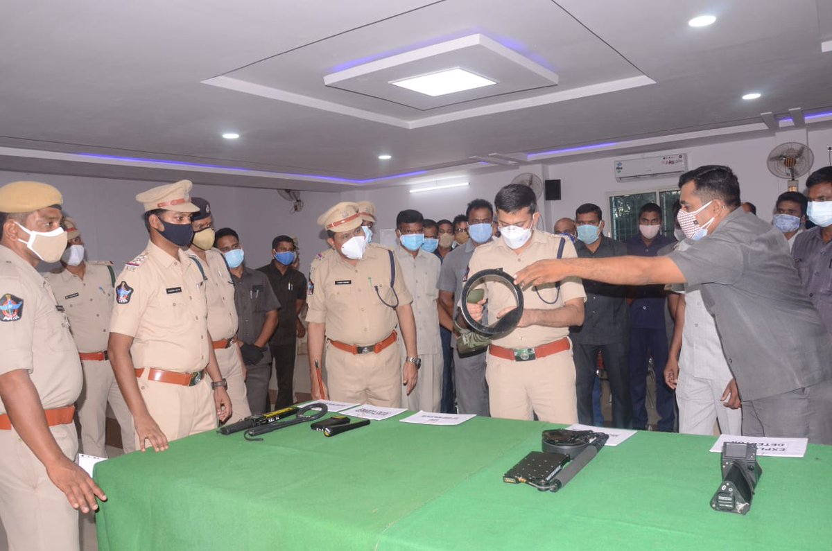 SRIKAKULMPOLICE's tweet image. One week training session of the Bomb Detection Squad is being conducted in Srikakulam. Emphasis is being laid on proficiency, early response mechanisms and capacity building. 
#BDTeam
@APPOLICE100