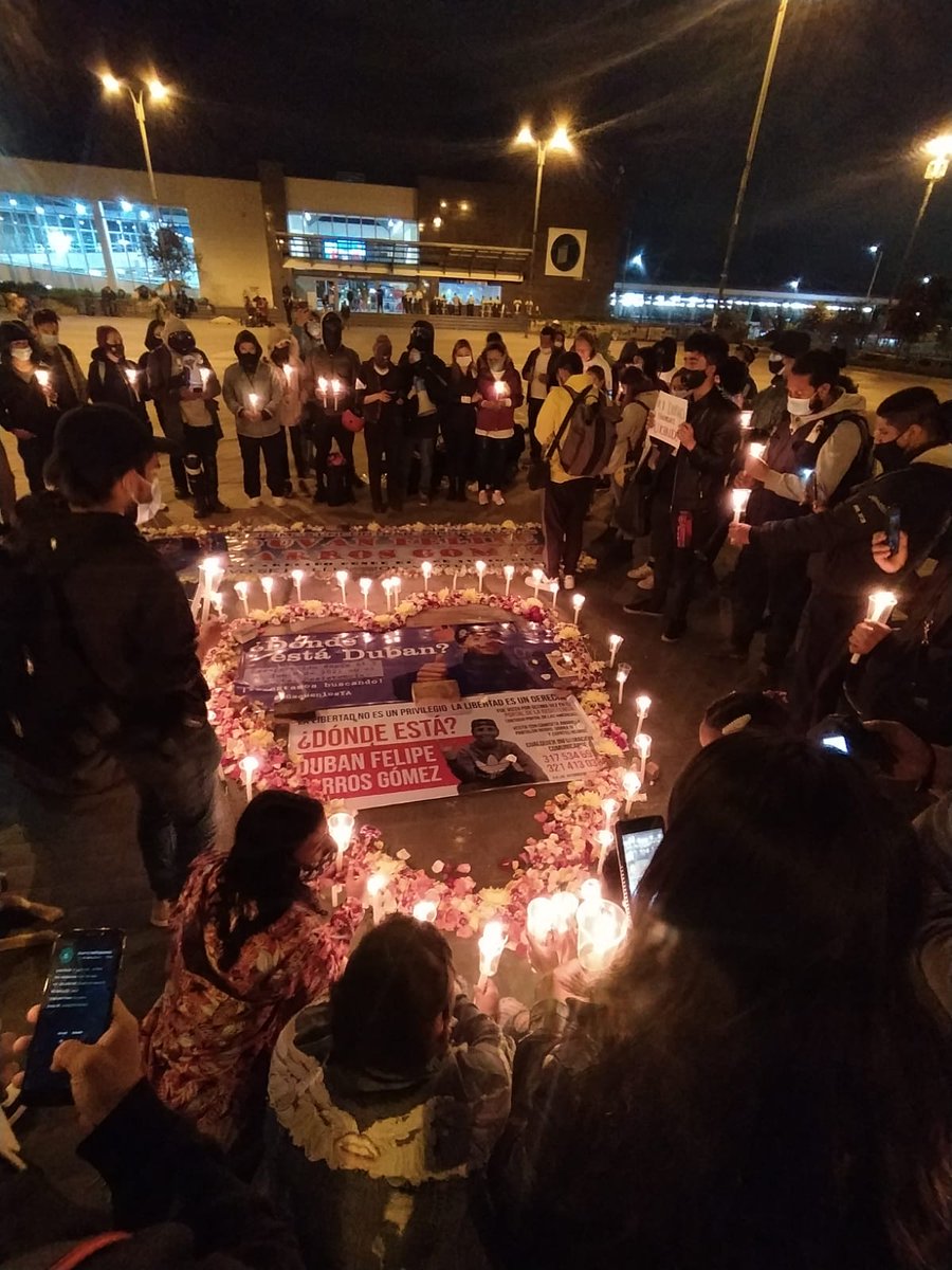 "Hoy Dolores llora junto a nosotrxs y lloramos porque nos falta Duvan, extrañamos a Lucas, ya no escuchamos a Angie, Jaider es extrañado a diario por su mujer y por su hijo y así con tantos y tantas compañeros asesinados por la policía".
<a href="/EscudosAzules/">EscudosAzules_Oficial</a>