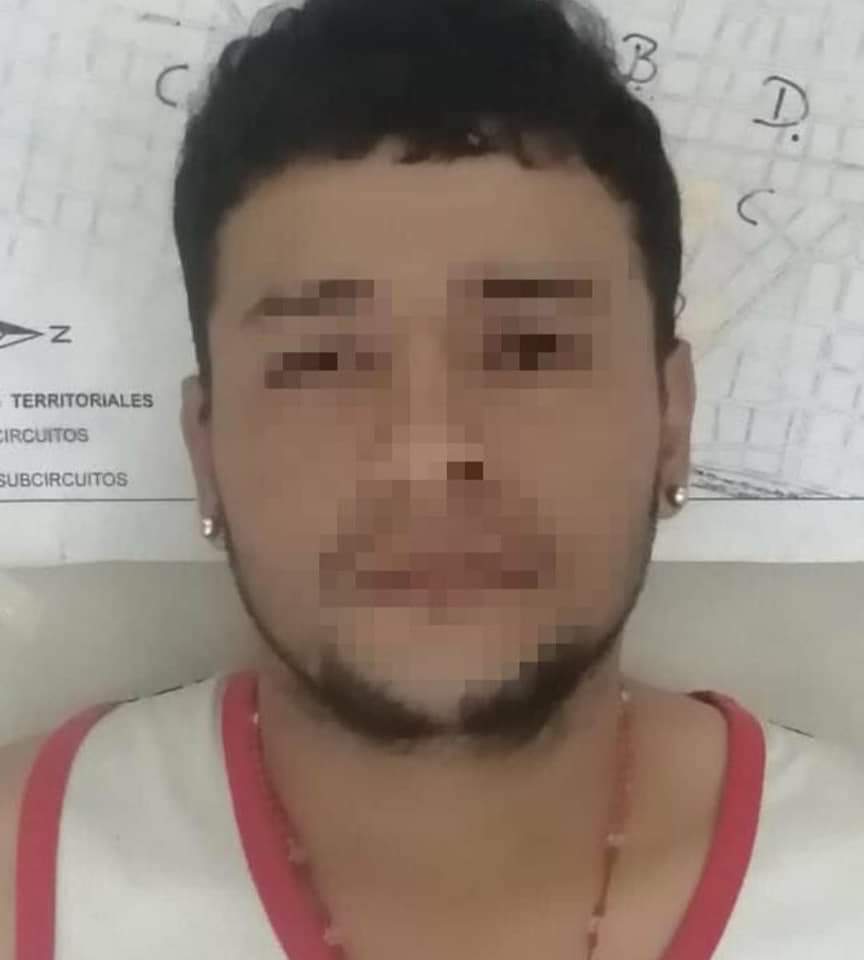 InfrmateEcuado1's tweet photo. #InformateEcuador
Fueron detenidos en #Guayaquil dos ciudadanos que se movilizaban en motocicleta con un arma de fuego y varias dosis de droga, durante controles preventivos en el sector 9 de Octubre. https://t.co/NWYShZa8C6