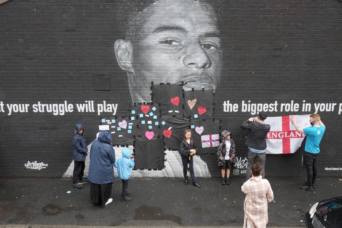 brfootball's tweet image. People in Manchester are covering hate with love ❤️