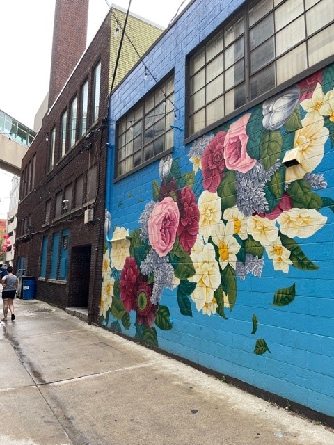 Meet the interns! Last week, STAR and <a href="/FergusonAdv/">Ferguson</a> kicked off a summer collaboration to spotlight Fort Wayne's developments! Our interns grabbed lunch at the new Mercado, then headed to Promenade Park for an afternoon walk and checked out all that downtown Fort Wayne offers!