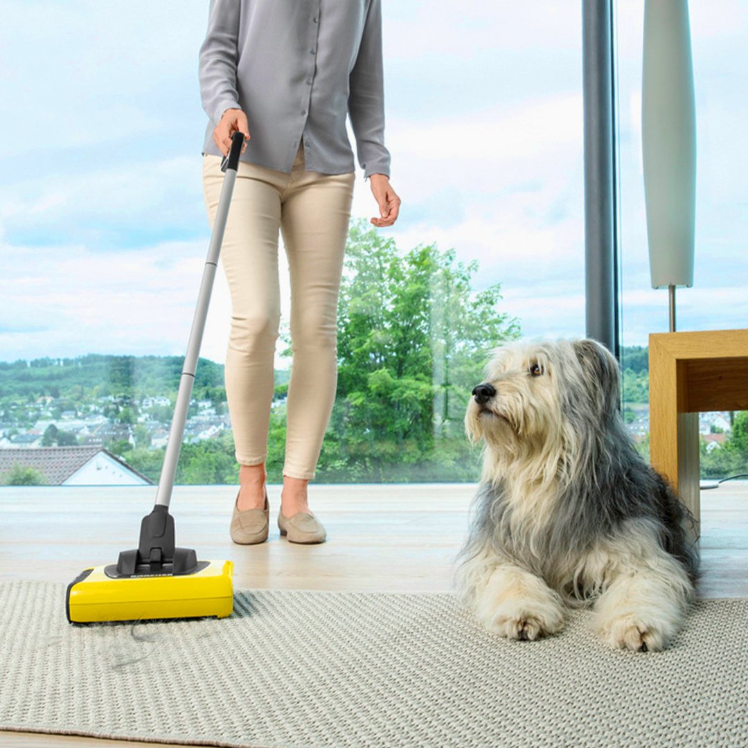 KarcherARG's tweet photo. La escoba eléctrica KB5 permite un trabajo ergonómico sin necesidad de agacharse, un barrido hasta el borde, llega hasta debajo de los muebles y entre las sillas.
Conseguila presionando sobre la imagen o entrando a https://t.co/N5jyfRNZAI https://t.co/MSgeSOsUTg