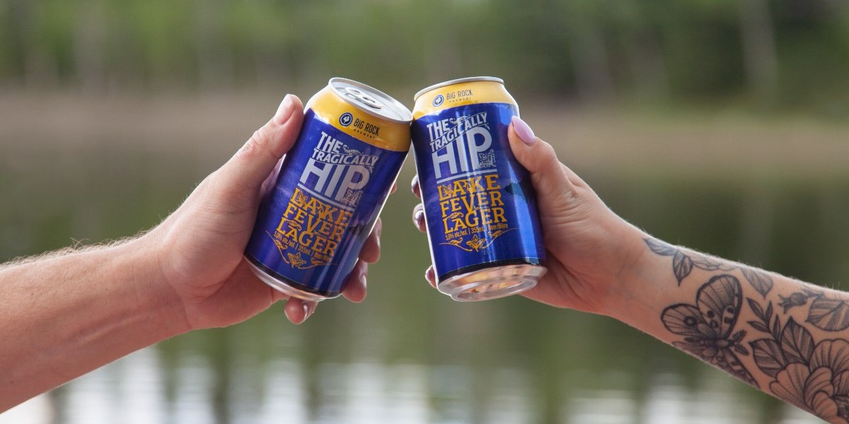 BigRockBrewery's tweet photo. 🙌 ON SHELVES NOW: #BigRockBrewery x @thehipofficial #LakeFeverLager!

Now available in 2 formats in select AB, BC, &amp; ON liquor stores:
🟡 12 x 355mL Cans
🟣 4 x 473mL Cans

#thetragicallyhip #canadianmusic #canadianband #bigrockbrewery #bigrockbeer #craftbeer #canadianbeer https://t.co/VR6E7YYMfe
