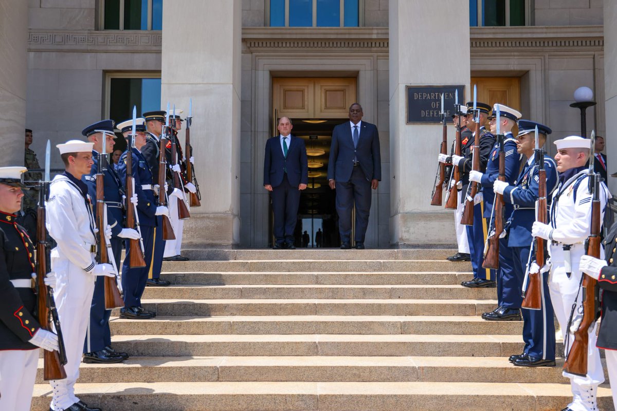 DefenceHQ's tweet image. Defence Secretary @BWallaceMP met with @SecDef Lloyd Austin in Washington for talks today. The pair discussed future carrier strike cooperation, space, @NATO and investments in cutting edge defence technology to meet future threats 🇬🇧🇺🇸
