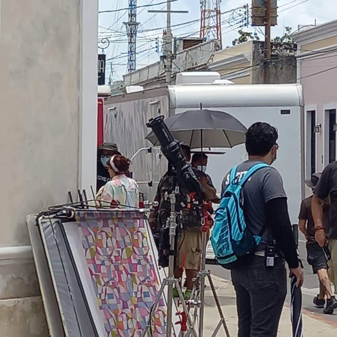 LectorMx's tweet photo. #Entérate: La actriz Aislinn Derbez se encuentra en #Mérida por grabaciones de la película "¿Qué culpa tiene el karma? 2".
Hoy tocó grabar en instalaciones del bar La Negrita, ubicado en el centro de la ciudad. 
Fotos vía: Yuquitas https://t.co/sHN8dP10ZS