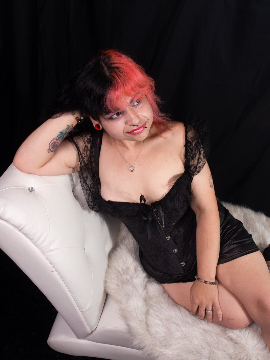 Emsiesbear's tweet photo. I'm hot.
Actual photoshoot on 7/10/21
#420nursesintern #420nurses #cannamom #sexystoner #modeling https://t.co/817vie7CFU