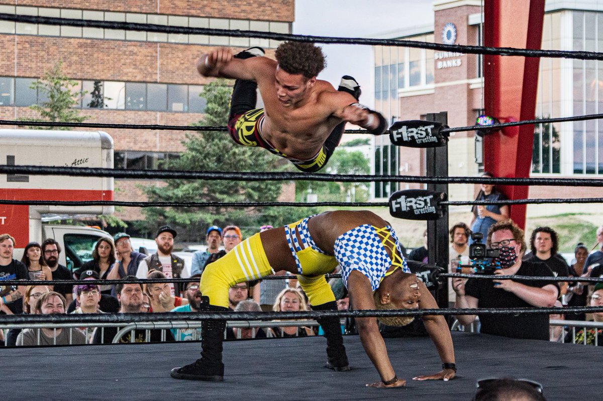 CurskiPics's tweet photo. .@lucha_angel1 flies over @SonnyKissXO at @f1rstwrestling's Pride Pre Party - 07/10/21
#F1RSTPRIDE #dantemartin #sonnykiss #f1rstwrestling #firstwrestling #labbreweing #minnesota #sports #wrestler #wrestle #pride #independent #independentwrestling #aew #pentax https://t.co/VkrwCQU3th
