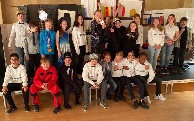 Deze geweldige groep 8 heeft vandaag twee keer opgetreden met hun musical Mindv*kantie. Ze hebben het super gedaan en we zijn enorm trots op ze! Morgen het allerlaatste afscheid en daarna is het echt tijd voor een vakantie en een nieuwe stap!