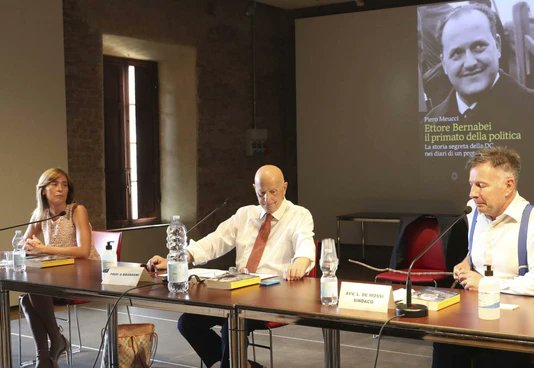 Bernabei, ritratto dell’uomo di fiducia. L'articolo de <a href="/qn_lanazione/">La Nazione</a> sul convegno con <a href="/meb/">Maria Elena Boschi</a> e <a href="/DeMossi2/">Luigi De Mossi</a> : albertobrandani.net/bernabei-ritra…