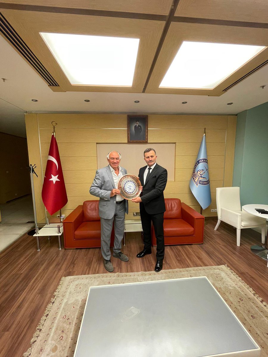 MehmetYavuzDem3's tweet photo. 📍 Esenboğa Havalimanı

Ankara’ya ayak basar basmaz Sivil Havacılık Mekaniği Teknik Elemanlar Derneği Başkanı Kazım Akbulut’un derneğe desteklerimden ötürü hediyesi için teşekkür ediyorum. https://t.co/5fFkSSQwCR