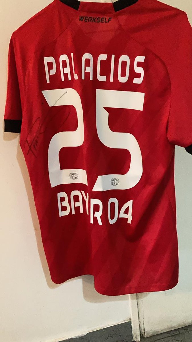luchio's tweet photo. fav si me la quedo porque me la merezco. rt si la sorteo el viernes entre todos los que retuiteen y sigan a @bayer04_es. viernes o sábado, tirando al finde, digamos. no se pongan exigentes. https://t.co/AA2ToppCa5