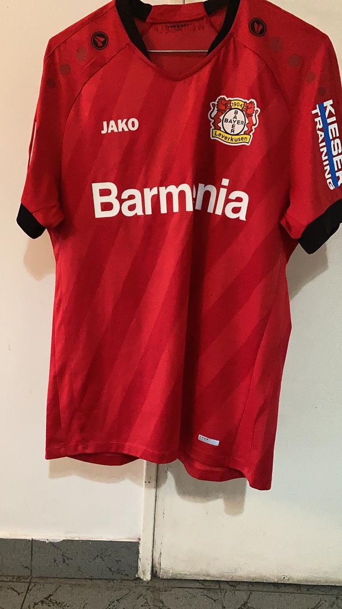 luchio's tweet photo. fav si me la quedo porque me la merezco. rt si la sorteo el viernes entre todos los que retuiteen y sigan a @bayer04_es. viernes o sábado, tirando al finde, digamos. no se pongan exigentes. https://t.co/AA2ToppCa5